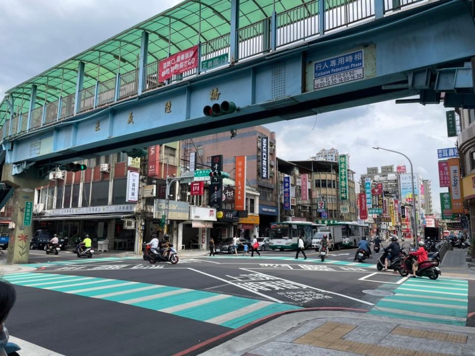 《圖說》三重區正義陸橋拆除工程，7月14日起連兩周五六，每日夜間11時至翌日上午6時，分別進行樓梯吊離作業及大梁卸除作業，屆時將封閉正義北路及信義西街，請用路人提前改道。〈工務局提供〉