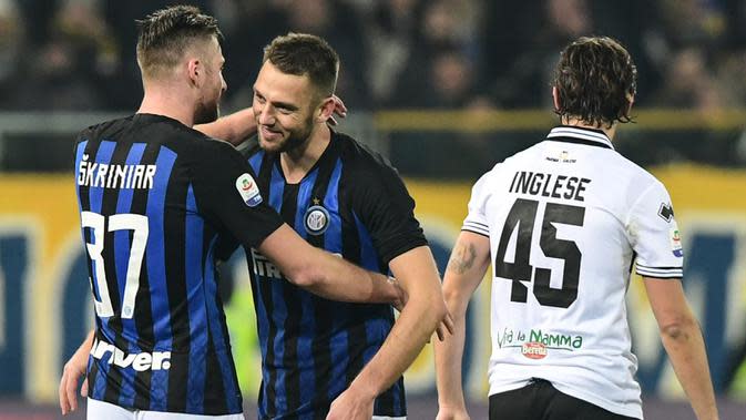 Pemain Inter Milan, Milan Skriniar dan Stefan de Vrij, merayakan kemenangan atas Parma pada laga Serie A di Stadion Ennio-Tardini, Sabtu (9/2). Inter Milan menang 1-0 atas Parma. (AFP/Miguel Medina)