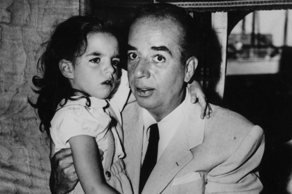 Liza Minnelli (hier 1951) hatte nicht nur einen Star zur Mutter, sondern auch einen berühmten Vater: Oscarpreisträger Vincente Minnelli (1913 - 1986) prägte Hollywood in den 40er- und 50er-Jahren mit Klassikern und Musical-Filmen ("Ein Amerikaner in Paris"). (Bild: Keystone/Getty Images)