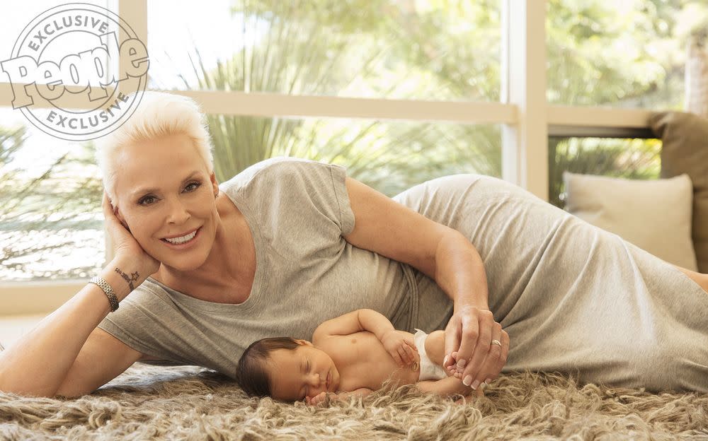 Brigitte junto a su bebita Frida para People.