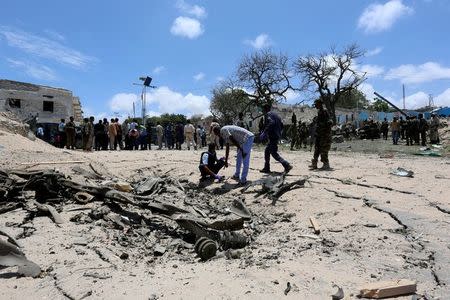 Somali security forces assess the scene of a car bomb claimed by al Shabaab Islamist militants outside the president's palace in the Somali capital of Mogadishu, August 30, 2016. REUTERS/Feisal Omar
