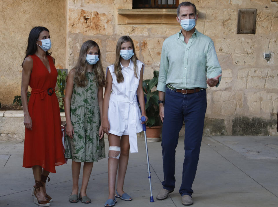 Letizia, la princesa Leonor, la infanta Sofía y Felipe VI en Petra el 10 de agosto. (Foto: Clara Margais / Getty Images)