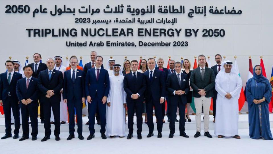 Fotografía en la COP28 de los represenantes de países comprometidos con triplicar su capacidad nuclear para reducir emisiones de co2.