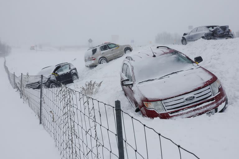 Vehículos detenidos en la autopista 131 Norte cerca de la calle 84 el viernes 23 de diciembre de 2022 en Byron Center, Michigan. (Neil Blake/The Grand Rapids Press vía AP)