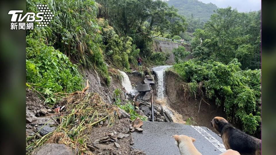 春陽溫泉因為豪雨沖刷，路基坍方道路中斷變成孤島。(圖/居民提供)