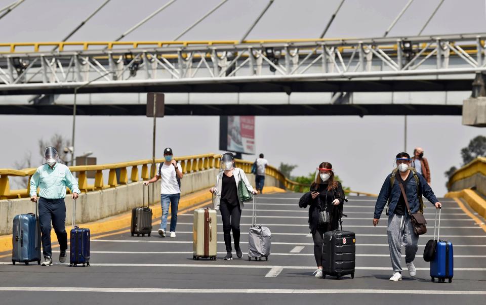 Pasajeros tienen que llegar caminando al Aeropuerto Internacional de la Ciudad de México por un bloqueo de empleados. Foto: ALFREDO ESTRELLA/AFP via Getty Images