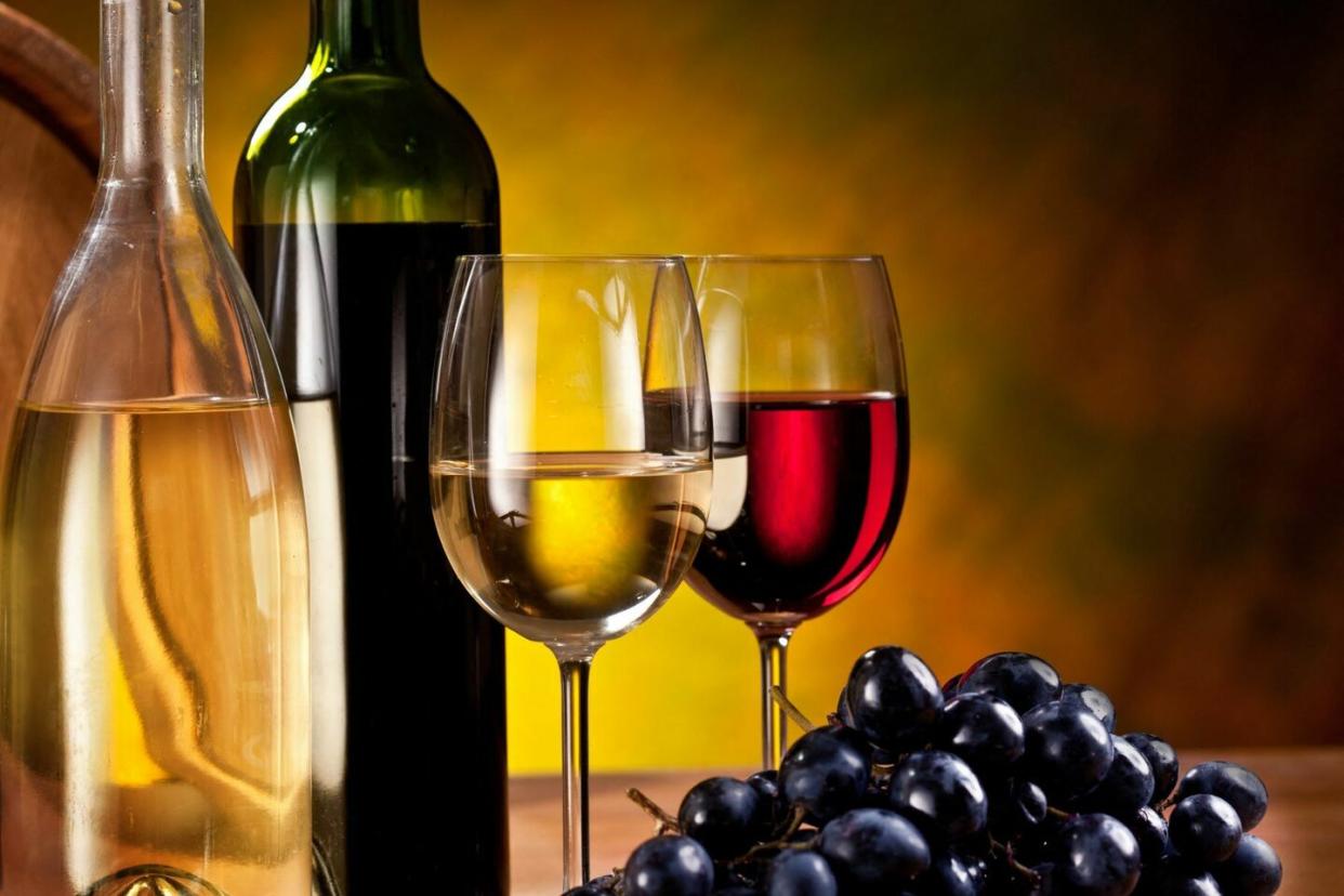 Le blouge incarne cette recherche d'un vin léger, sans prétention. Il échappe à toute règle, ajoutant du blanc au rouge ou vice-versa.  - Credit:Valentyn Volkov / Alamy / Abaca