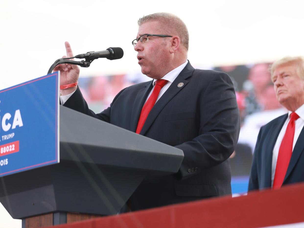 An image of Donald Trump (R) and Illinois gubernatorial candidate Darren Bailey