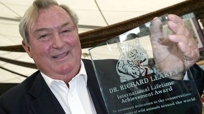 Dr.  Richard Leakey tient son prix lors du 10e brunch annuel Safari le 16 octobre 2004 au Playboy Mansion à Beverly Hills, en Californie.