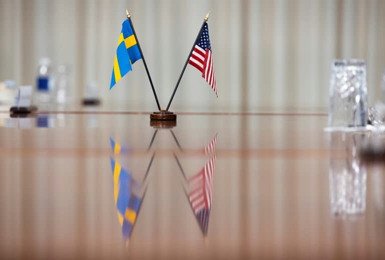 Des drapeaux américain et suédois sont disposés lors d'une rencontre entre les ministres de la Défense des deux pays, le 18 mai 2022 à Arlington aux Etats-Unis (Kevin Dietsch)