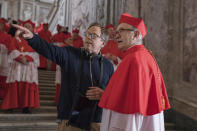 En esta imagen proporcionada por Netflix el director brasileño Fernando Meirelles, izquierda, y Jonathan Pryce durante la filmación de "The Two Popes" (“Los dos papas”) Pryce fue nominado al Oscar a mejor actor y su compañero de reparto Anthony Hopkins también recibió una nominación mientras que Anthony McCarten fue nominado a mejor guion adaptado. (Peter Mountain/Netflix vía AP)