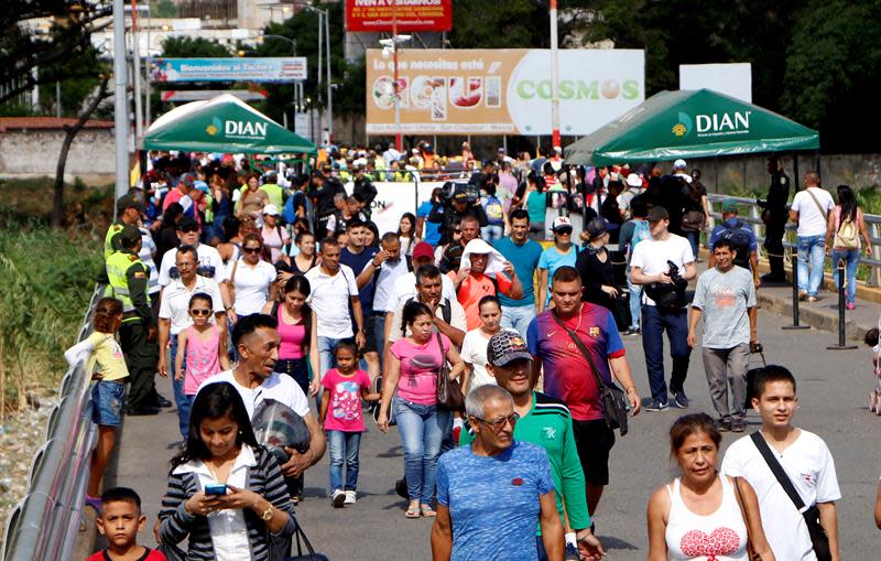 Con la crisis han llegado a Colombia unos 550.000 venezolanos, a los que se suman 37.000 que cada día cruzan la frontera, muchos de los cuales lo hacen en busca de alimentos y medicinas. EFE/Archivo