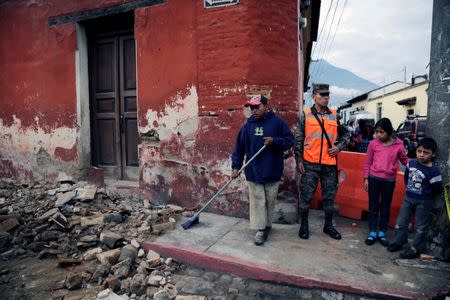 Un trabajador municipal remueve unos escombros tras un sismo en Antigua, Guatemala, jun 22, 2017. Un fuerte sismo de magnitud 6.8 se produjo el jueves en la costa de Guatemala, sacudiendo edificios, derribando algunos árboles, y remeciendo también a El Salvador y Honduras. REUTERS/Luis Echeverria