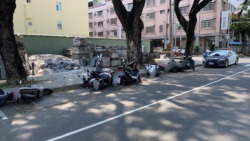 蔡姓男子27日開著租賃汽車行經高雄市楠梓區高峰街及學專路口時，自撞路旁停放的16台機車及2部汽車，所幸未釀傷亡；蔡男拒絕警方酒測，送醫後抽血檢驗發現蔡男酒測值超標，詢後移送。（圖／高雄市警察局楠梓分局提供）