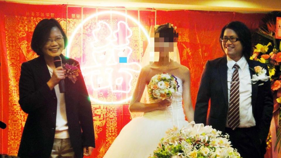 導演薛朝輝（右）結婚時，擔任黨主席的蔡英文（左）親自出席並致詞。翻攝臉書