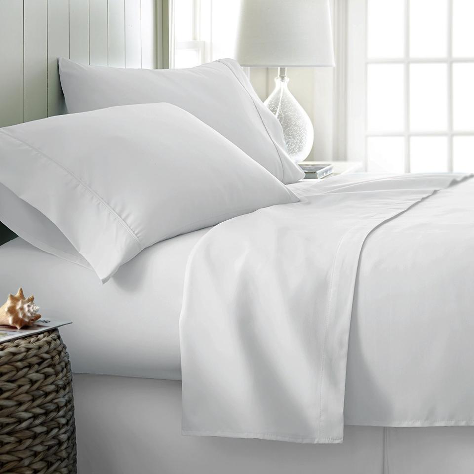 Mayfair Linen 100% Egyptian Cotton Sheets (Photo: Amazon)