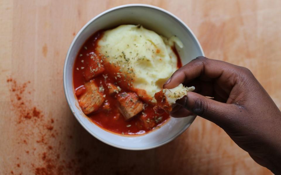 Dieser stärkehaltige Brei ist vor allem in der west- und zentralafrikanischen Küche ein fester Bestandteil bei einer Vielzahl an Gerichten. Der Brei wird Fufu oder Foufou genannt und aus Maniokpulver und Kochbananen hergestellt. Für das Rezept wird Fufupulver mit Wasser und Milch in einem Topf aufgekocht. Sehr gerne wird Fufu vor allem in Ghana als Beilage zu einem Gemüse-Rindfleisch-Eintopf verspeist. (Bild: iStock/eatsmarter_de)