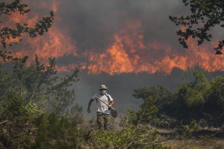 Las llamas de un incendio queman un bosque en Vati, en la isla griega de Rodas, el 25 de julio de 2023.