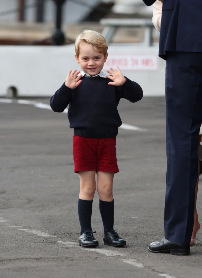 Le petit prince, heureux de faire coucou à la foule, était bien habillé pour son dernier jour au Canada. 