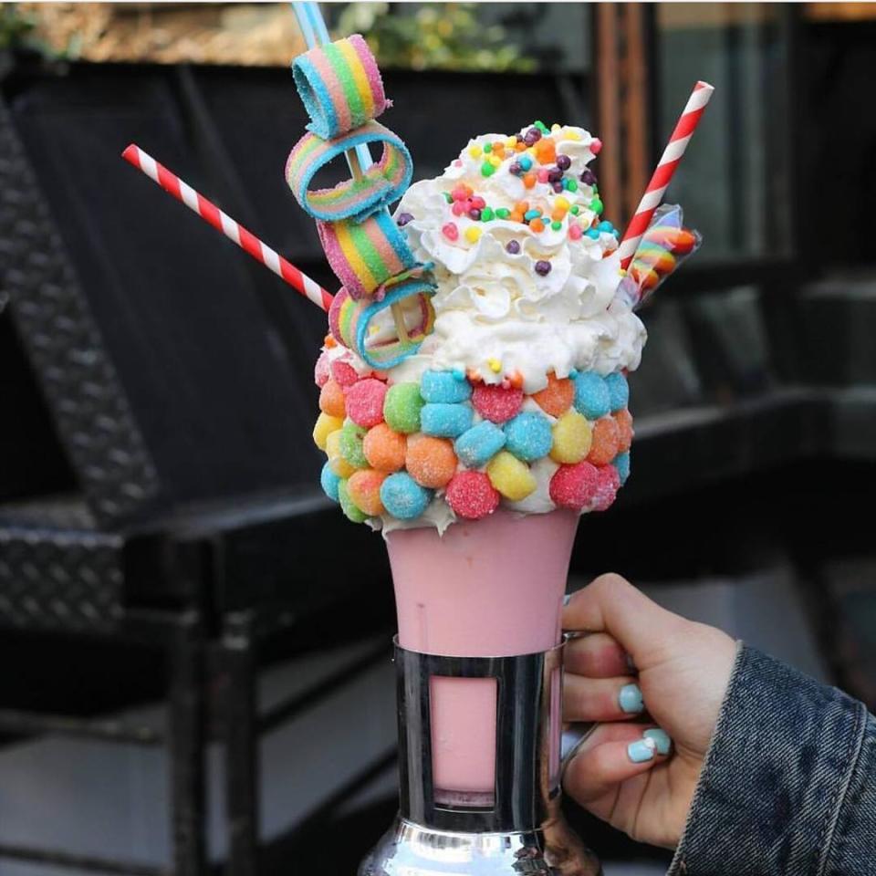 <p>Sour Power es un batido de cereza negra que tiene un borde de helado de vainilla decorado con gominolas amargas y encima lleva caramelos Pixy Stix y de arco iris, brochetas amargas, nata montada y caramelos nerds. </p>