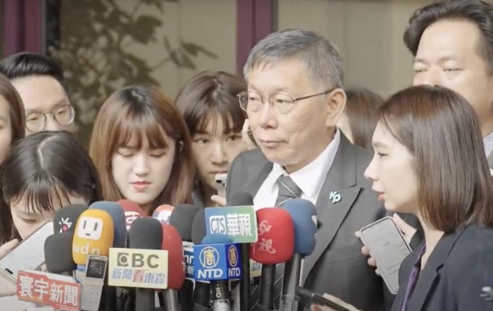 台灣民眾黨主席、總統參選人柯文哲29日受訪表示，藍營小雞若有需要站台，之後再看情況處理。(柯辦提供)