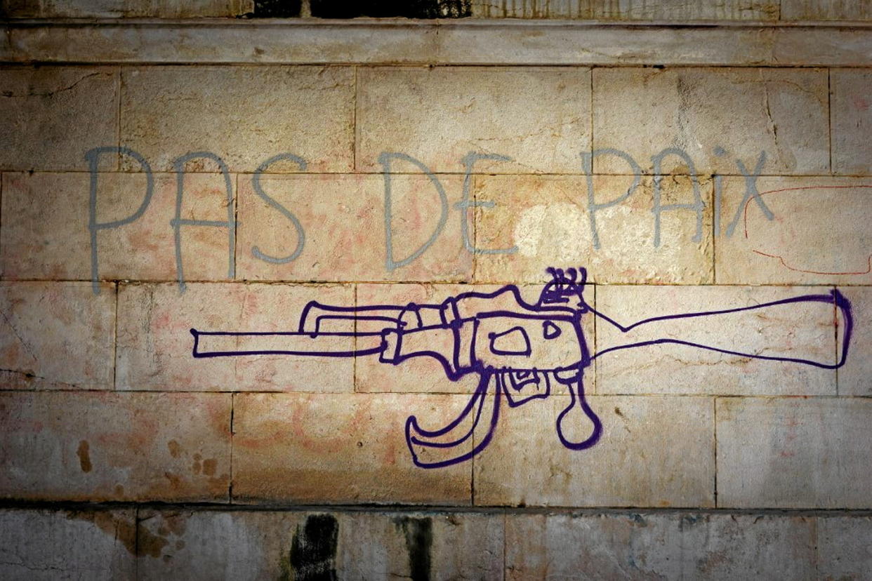 Graffiti dessiné dans une rue marseillaise représentant une kalachnikov.  - Credit:JUSTINE BONNERY / Hans Lucas / Hans Lucas via AFP
