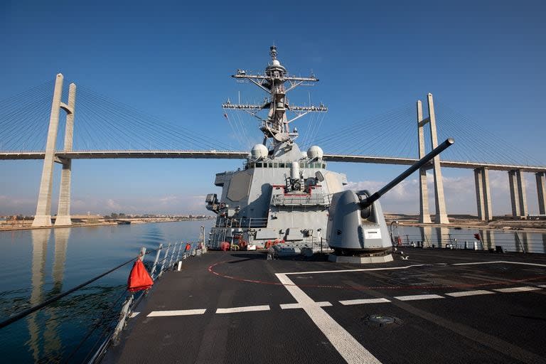 El USS Laboon atraviesa el Canal de Suez, ayer fue atacado