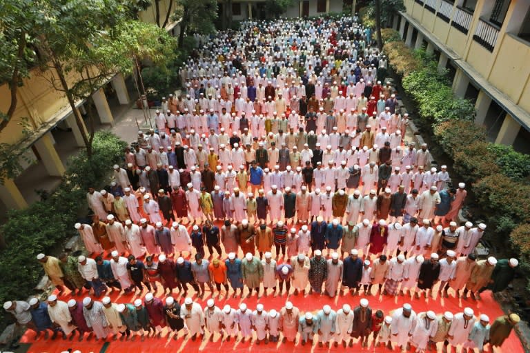 Des fidèles musulmans offrent des prières spéciales pour la pluie dans une mosquée à Dacca, le 24 avril 2024 au Bangladesh touché par la canicule (Abdul Goni)