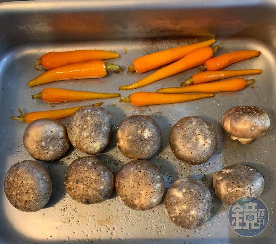 將煮好的紅蘿蔔，放進烤箱，與洋菇一起再烤一下。