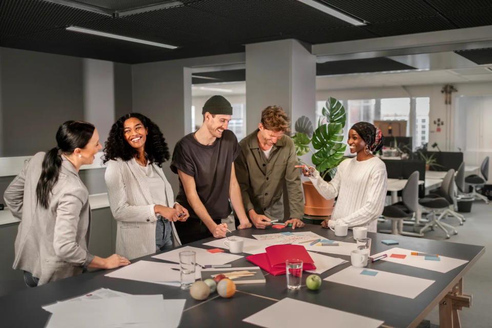 In einem Team kooperativ zu arbeiten, führt zu besseren Ergebnissen. - Copyright: Johner Images/Getty Images