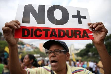 Un manifestante opositor sostiene una pancata mientras grita consignas contra el Gobierno durante una protesta en Caracas. 31 de marzo de 2017. REUTERS/Carlos Garcia Rawlins