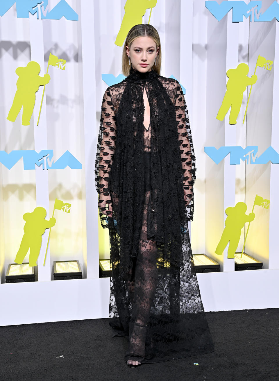 Lili Reinhart bei den MTV VMAs 2022 in einem verführerischen Spitzenkleid von Fendi (Photo by Axelle/Bauer-Griffin/FilmMagic)