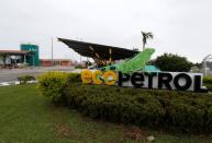 FOTO DE ARCHIVO: Entrada de la plataforma petrolera Castilla de Ecopetrol en Castilla La Nueva, Colombia.