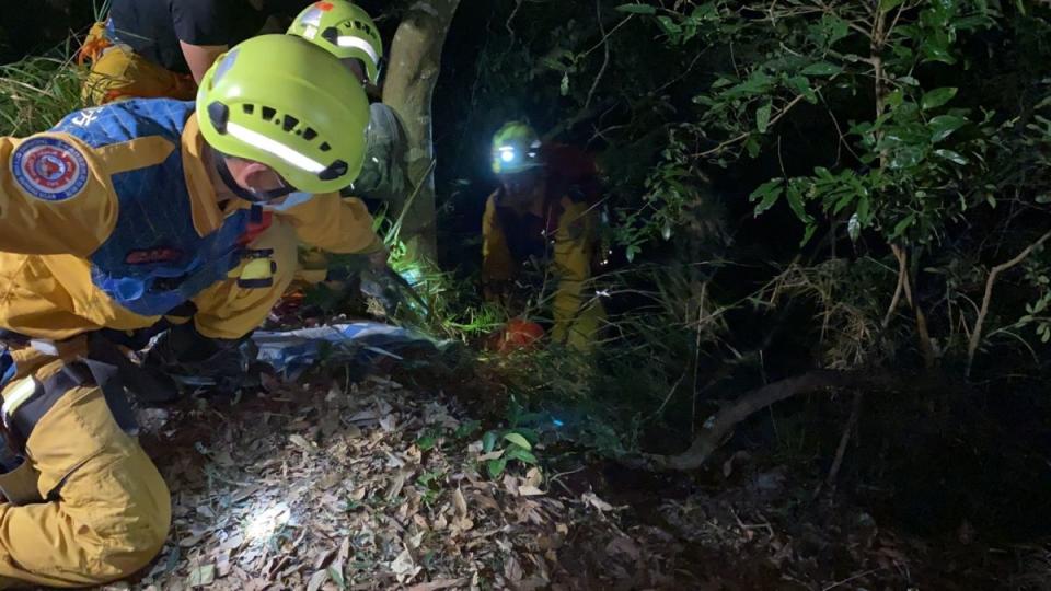 ▲一名騎士衝落酒桶山谷，台中警消於今日凌晨3時許摸黑救援（ 圖/記者鄧力軍翻攝）