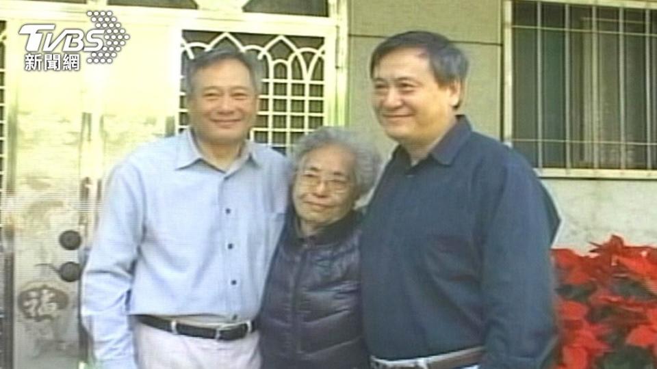 李安（左）多年在外波奔，偶爾返台和媽媽以及弟弟李崗團圓。（圖／TVBS資料照片）