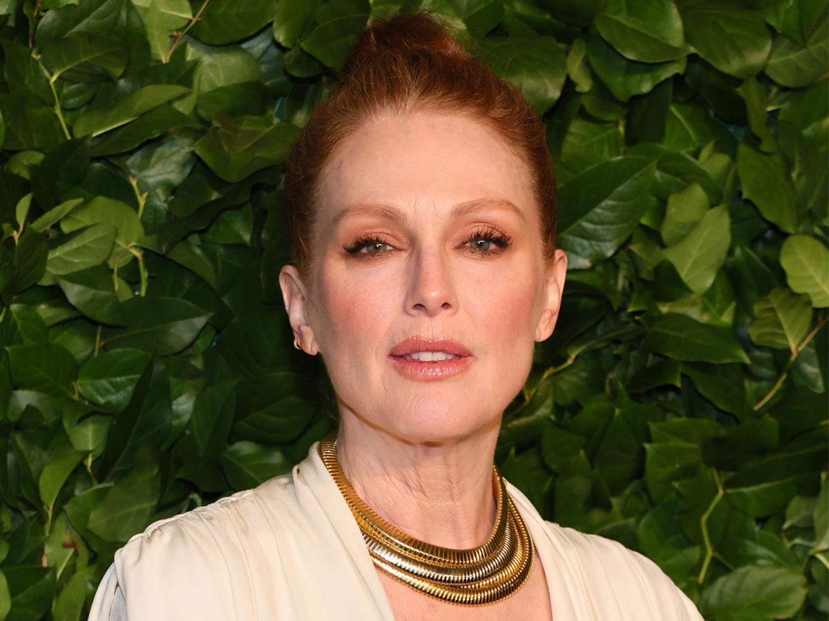 El vestido blanco de Julianne Moore fue diseñado para dar la vuelta en los Premios Gotham 2022