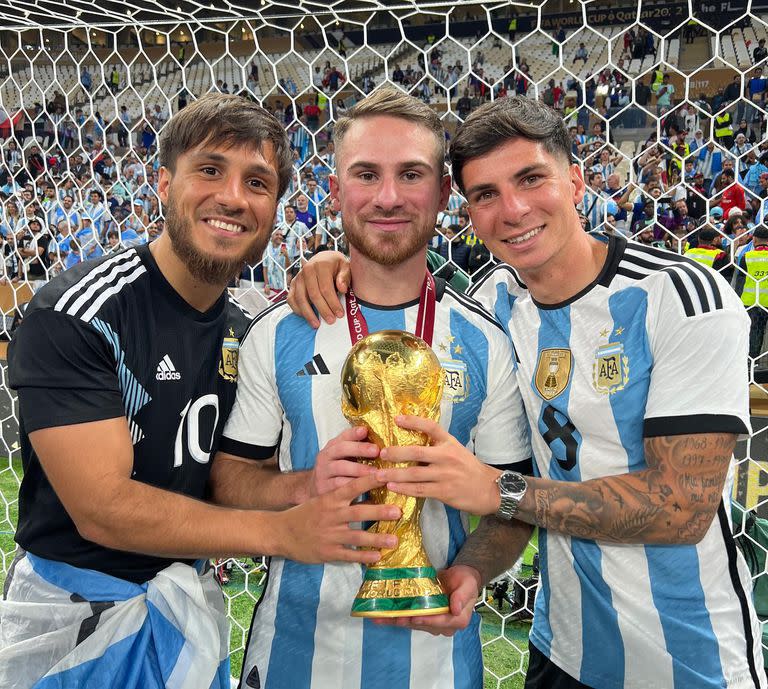 Kevin, Alexis y Francis Mac Allister con la Copa del Mundo
