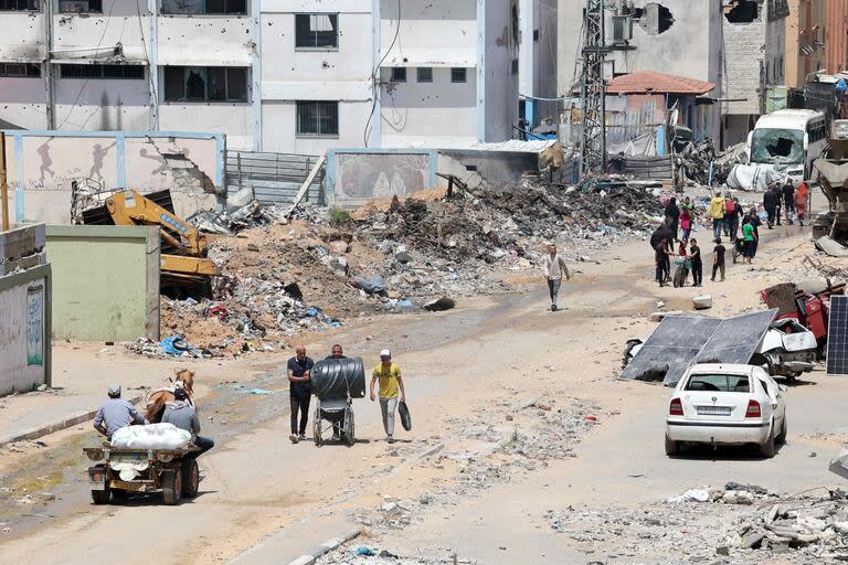 Palestinos caminan con sus pertenencias en Beit Lahya, en el norte de la Franja de Gaza, el viernes 4 de mayo