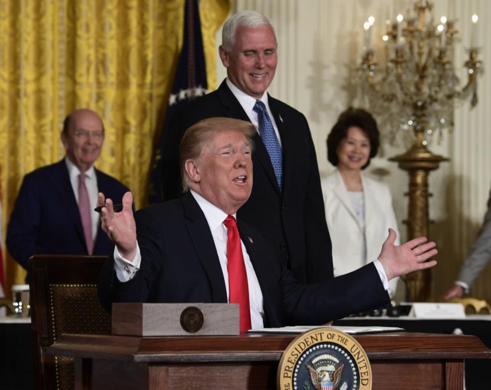 El presidente Donald Trump hace gestos ante la mirada del vicepresidente Mike Pence en el momento de la firma de la “Directiva de Política Espacial” durante una reunión del Consejo Nacional Espacial celebrada en el Ala Este de la Casa Blanca, Washington, el lunes 18 de junio de 2018 (AP Photo / Susan Walsh).