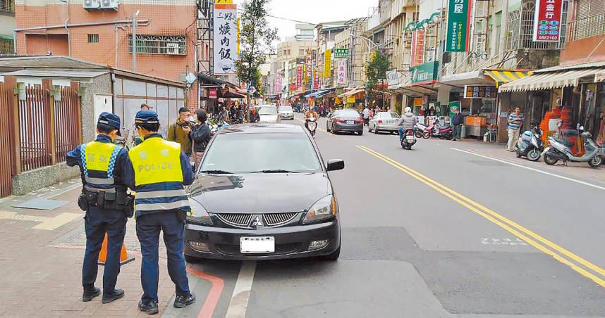 台灣開放民眾檢舉交通違規後，未料有一群人幾乎以檢舉為業，單單一人1年就檢舉近1.5萬件。（圖／示意圖，與本案無關／資料照）