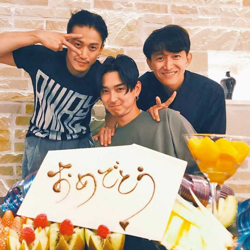 《流星花園》「F4」松田翔太結婚時，小栗旬、阿部力捧著松本潤贈送的蛋糕久違集合。（圖／翻攝自IG）