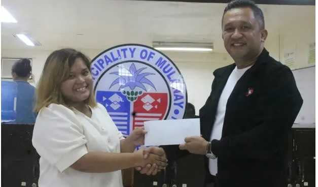 菲律賓奎松省穆拉奈市的市長阿吉雷（右）。（圖／翻攝自阿吉雷臉書）