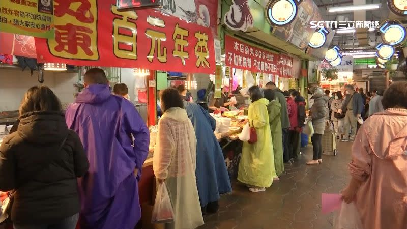 春節到來，民眾赴傳統市場採買年菜。