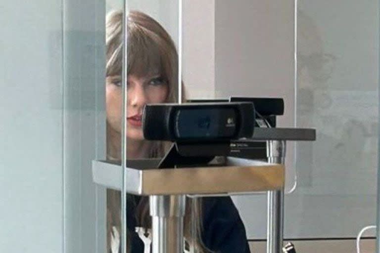 Taylor Swift, recién llegada a la Argentina; la cantante logró eludir a los fotógrafos pero debió pasar por los controles de seguridad obligatorios en su arribo a Ezeiza
