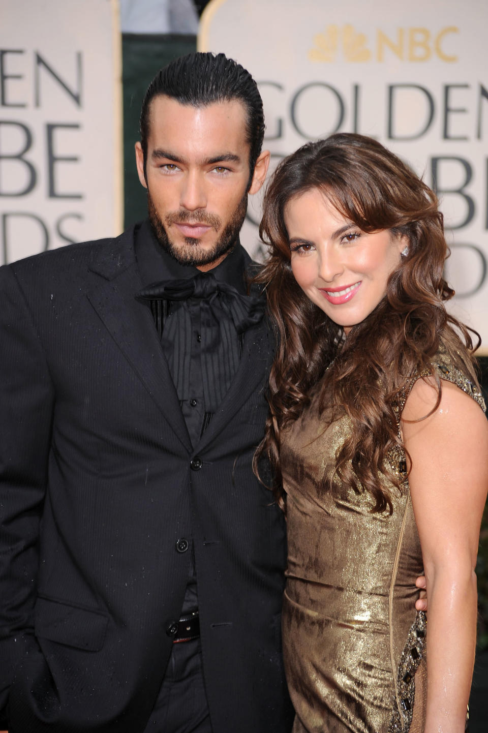 BEVERLY HILLS, CA - JANUARY 17:  Actor Aaron Diaz (L) and TV personality Kate del Castillo arrive at the 67th Annual Golden Globe Awards held at The Beverly Hilton Hotel on January 17, 2010 in Beverly Hills, California.  (Photo by Frazer Harrison/Getty Images)