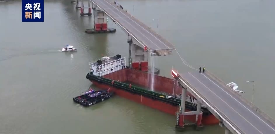 <strong>瀝心沙大橋22日凌晨遭貨櫃船撞擊，橋面斷成兩截。（圖／翻攝《央視新聞》）</strong>