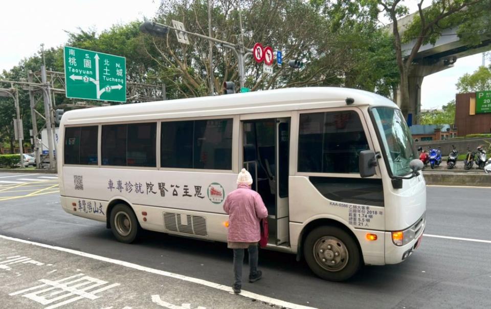 新北市三峽恩主公醫院免費就醫專車桃園八德線將於三月一日重啟，並擴大變更為三條路線方便民眾往返就醫。　（恩主公醫院提供）