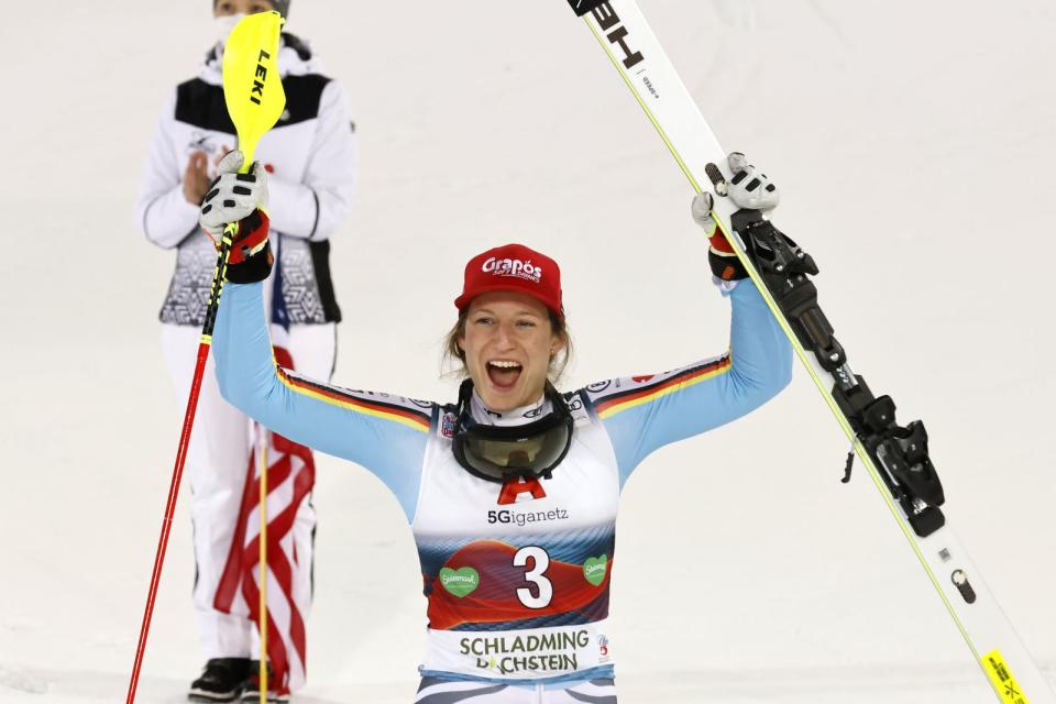 Lena Dürr (31) bescherte dem Deutschen Skiverband seit Maria Höfl-Rieschs Erfolg 2012 den ersten Slalomsieg im tschechischen Spindlermühle. Sie war sechs Hundertstel schneller als die US-Amerikanerin Mikaela Schiffrin (27). (Bild: 2022 Getty Images/Christophe Pallot/Agence Zoom)