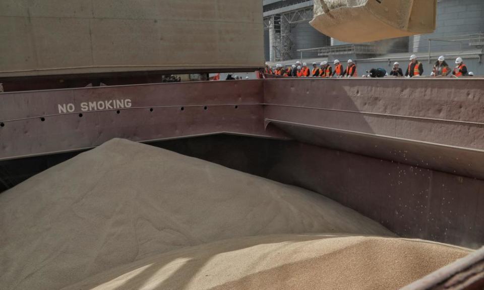 Un contenedor con trigo a bordo de un buque de carga con bandera de las Islas Marshall con destino a Yemen, en un puerto en la ciudad de Chornomorsk en la región ucraniana de Odesa