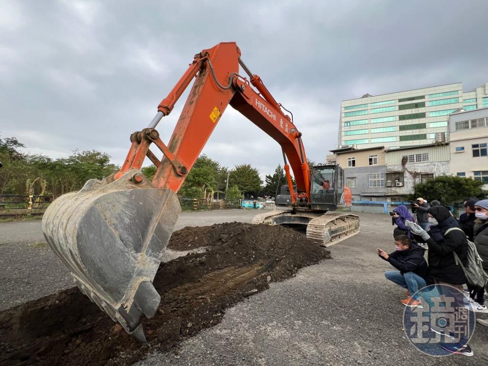 柯文哲名下的農地違法作為停車場使用，怪手今起開挖，黃珊珊表示，收來的租金將全數捐給新竹市社會局。